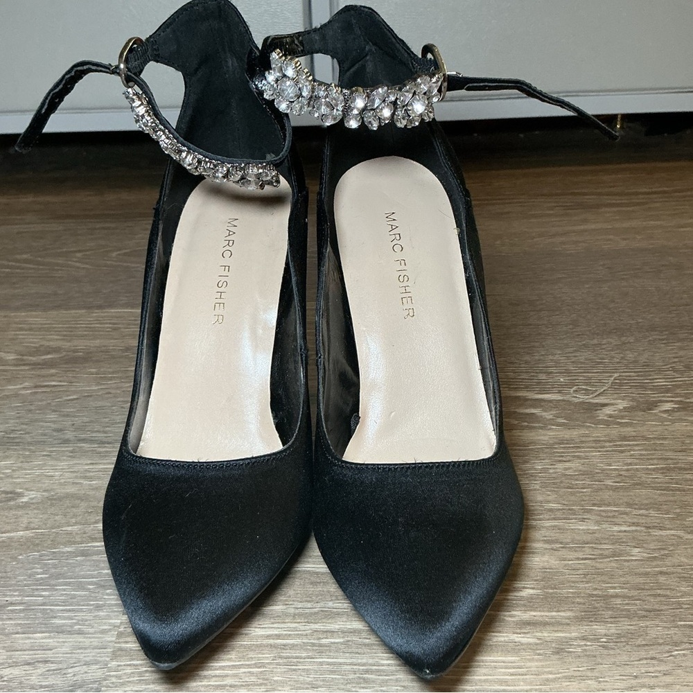 Elegant Black Heels with Embellished Ankle Strap - Picture 4 of 6